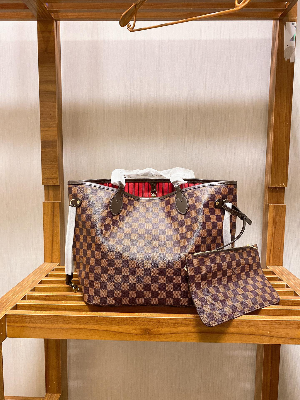 Lvは一年中大きな商品を販売しており、買い物袋は買い物に欠かせないアイテムです