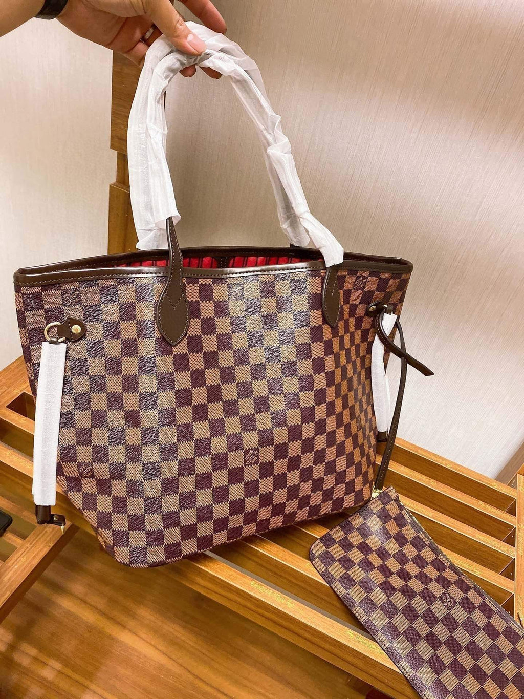 Lvは一年中大きな商品を販売しており、買い物袋は買い物に欠かせないアイテムです
