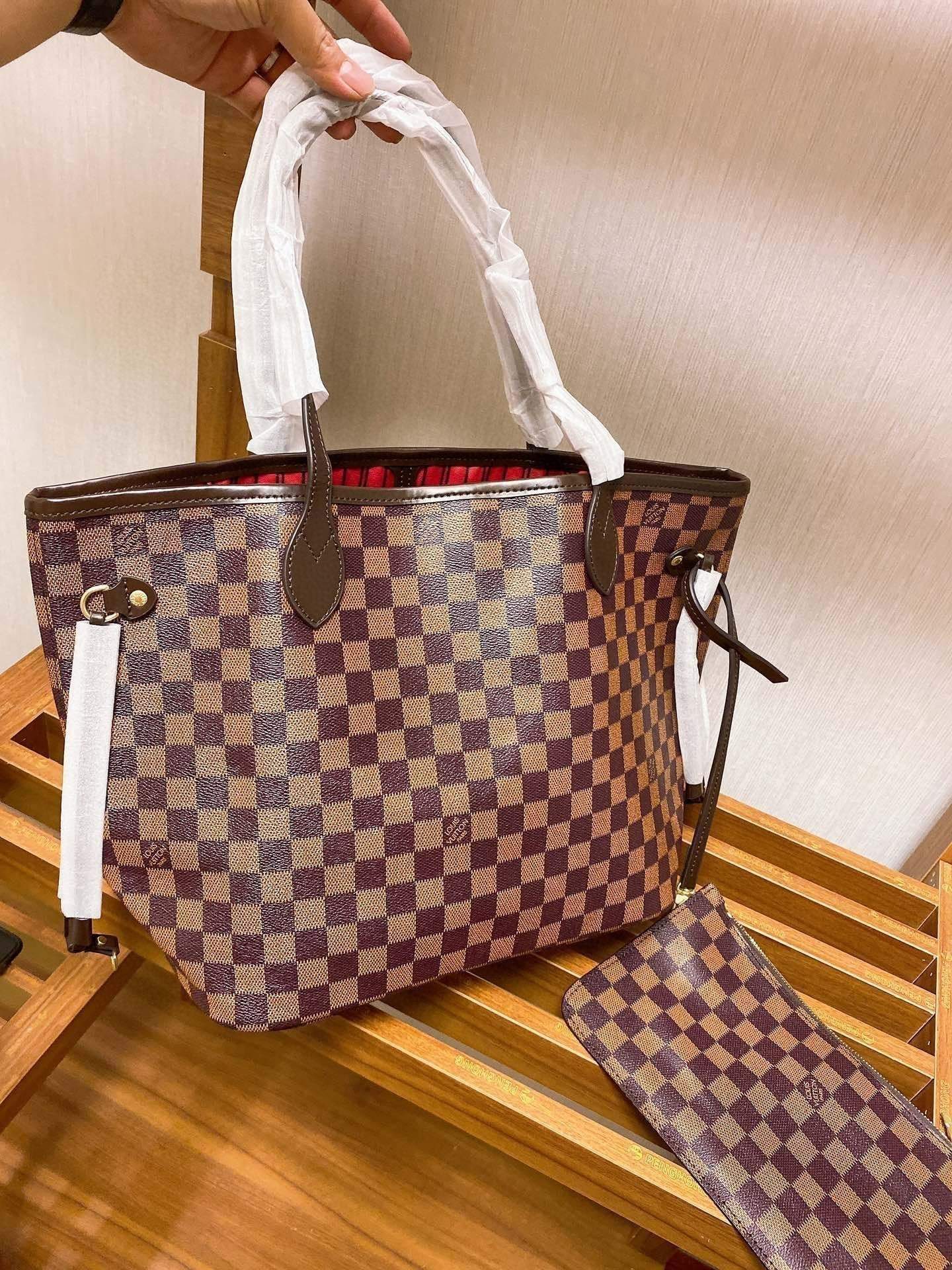 Lvは一年中大きな商品を販売しており、買い物袋は買い物に欠かせないアイテムです