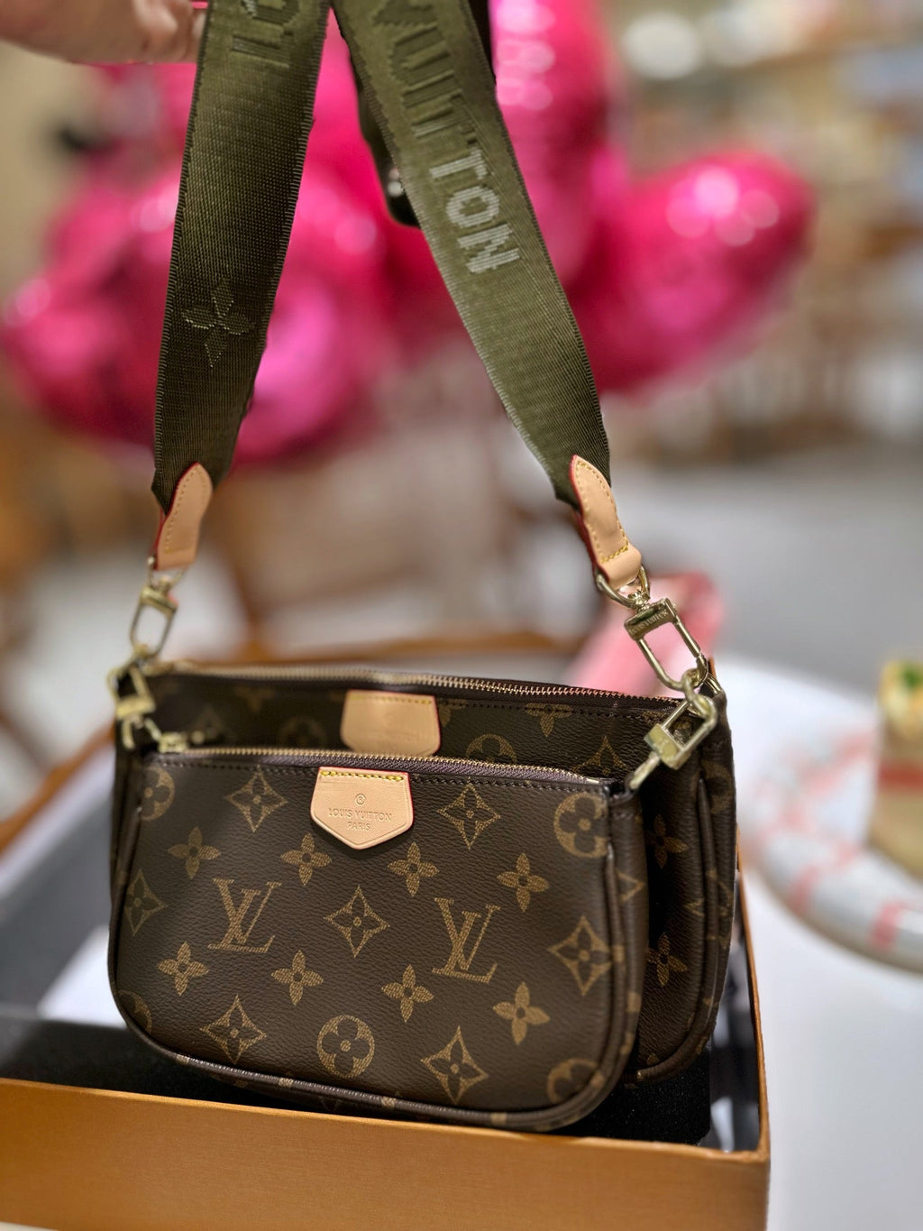 [LV麻雀バッグ➕口紅バッグペンダント➕財布➕ショルダーストラップ2本]