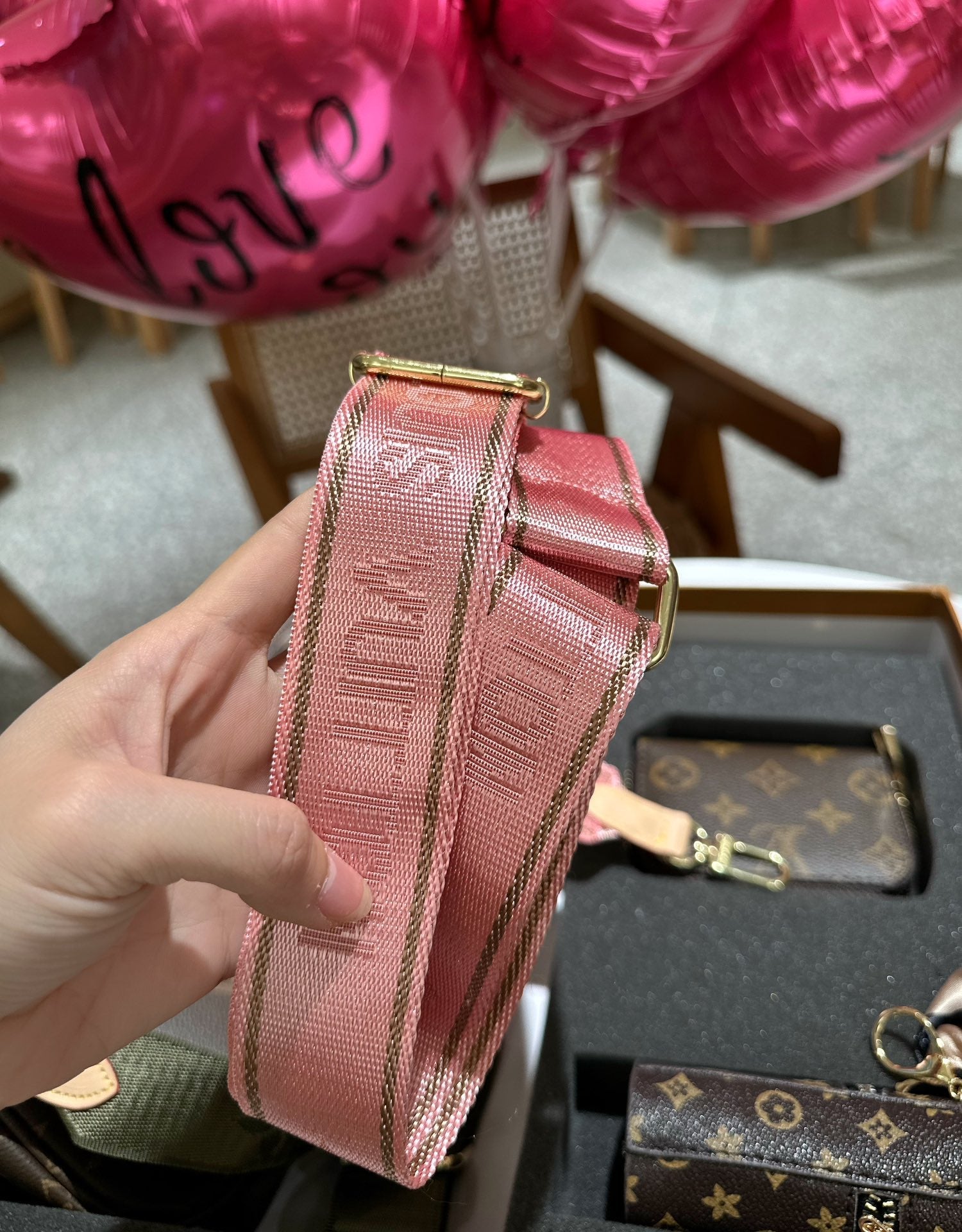 [LV麻雀バッグ➕口紅バッグペンダント➕財布➕ショルダーストラップ2本]