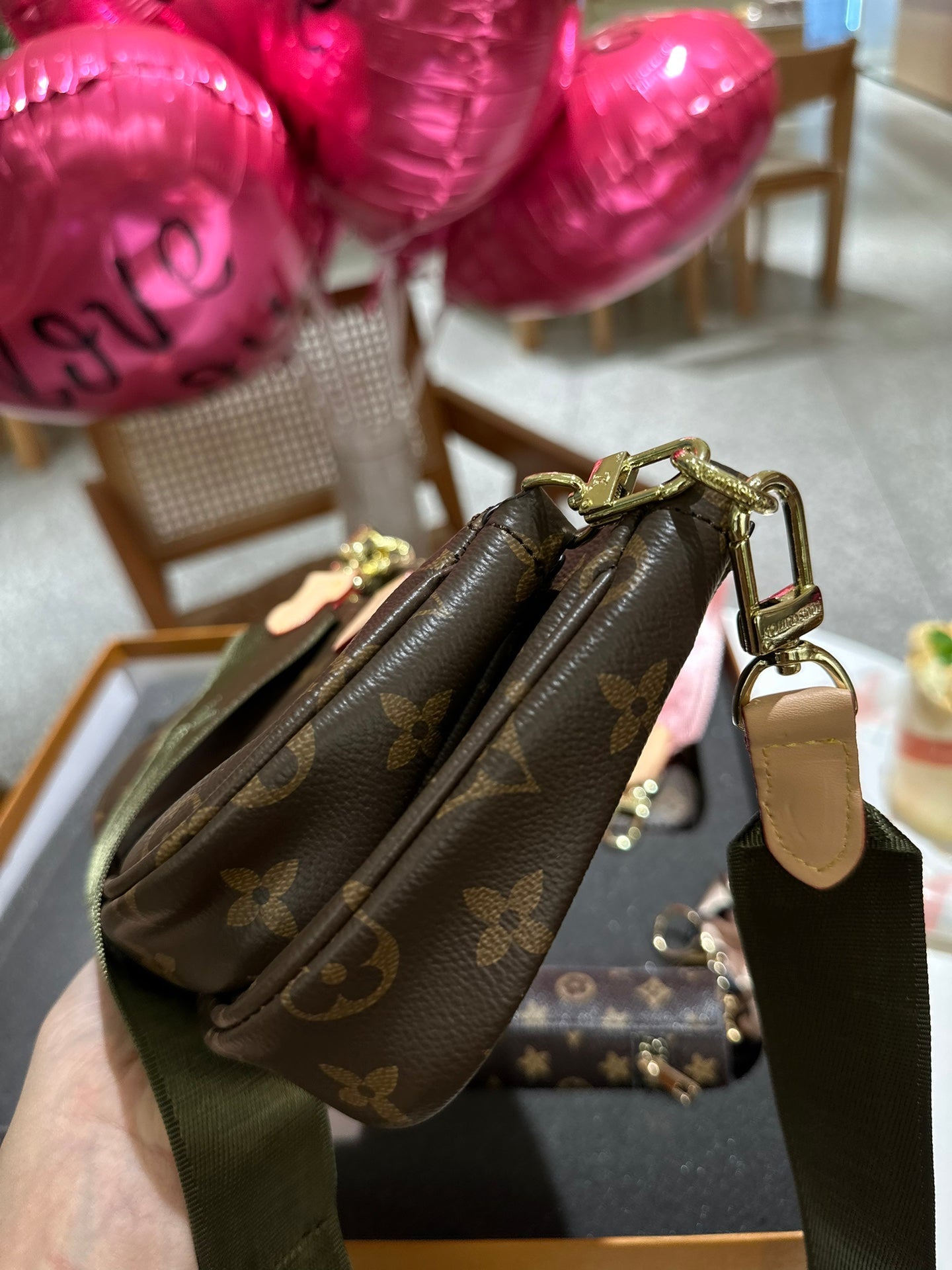 [LV麻雀バッグ➕口紅バッグペンダント➕財布➕ショルダーストラップ2本]
