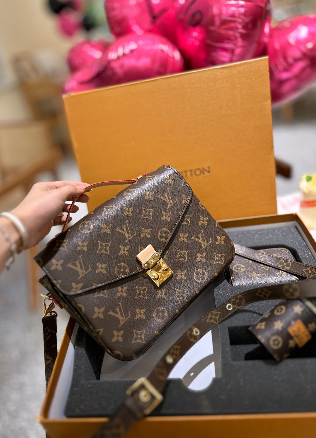 LVメッセンジャーバッグ➕口紅バッグペンダント➕財布