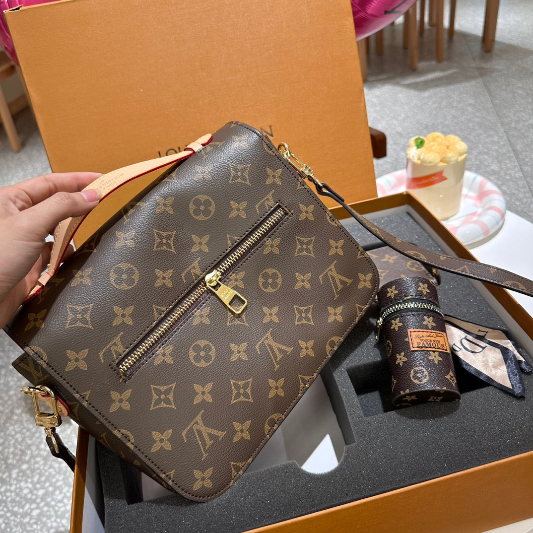LVメッセンジャーバッグ➕口紅バッグペンダント➕財布