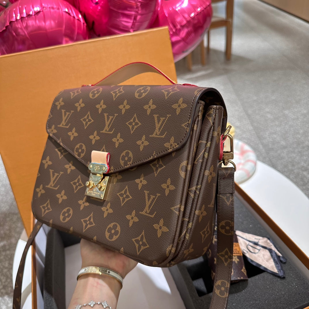 LVメッセンジャーバッグ➕口紅バッグペンダント➕財布