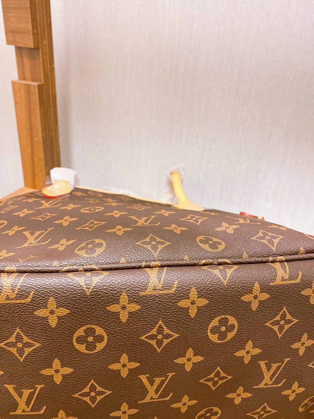 Lvは一年中大きな商品を販売しており、買い物袋は買い物に欠かせないアイテムです