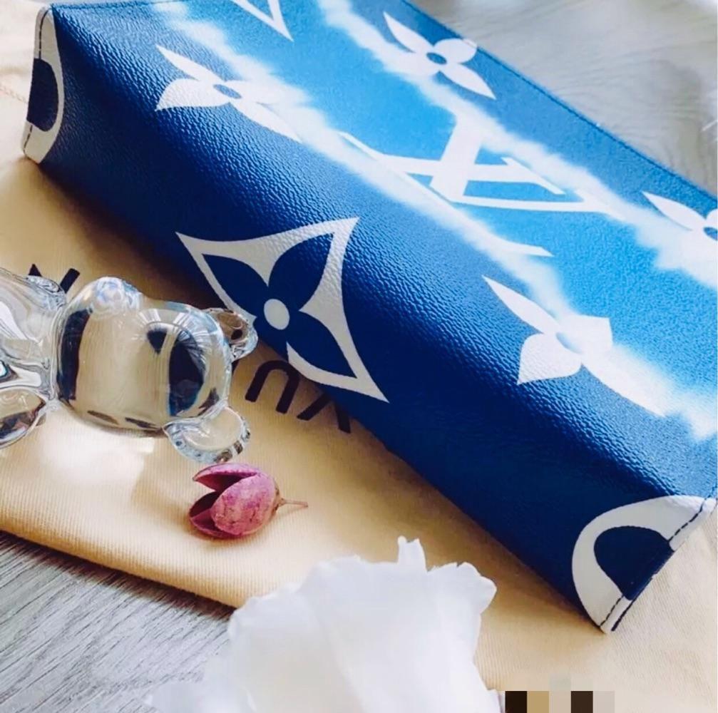 LV（ルイヴィトン）ESCALE 26ウォッシュバッグ