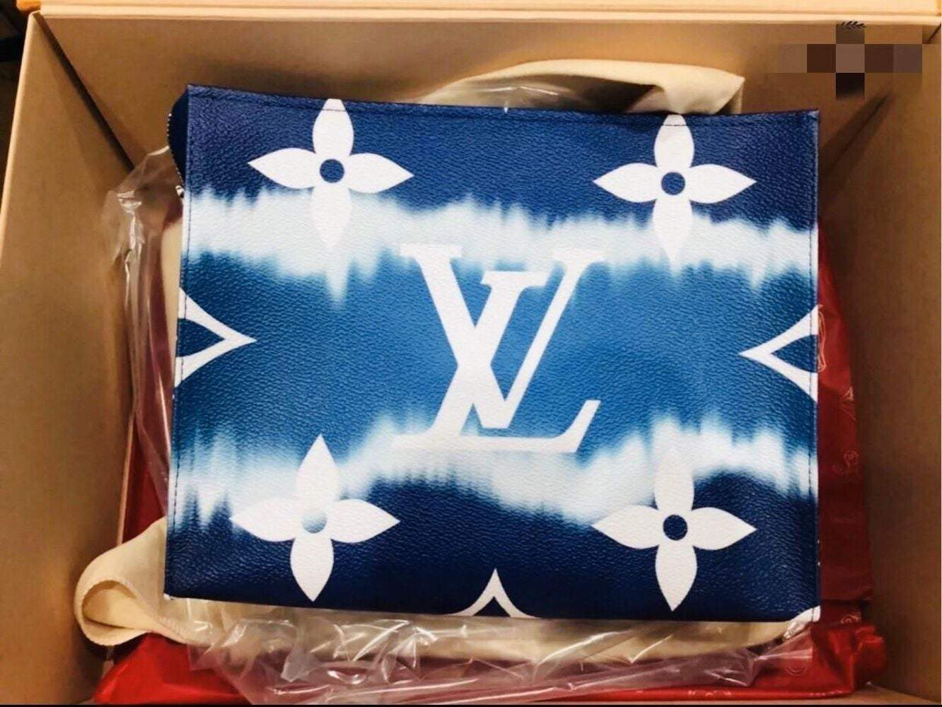 LV（ルイヴィトン）ESCALE 26ウォッシュバッグ