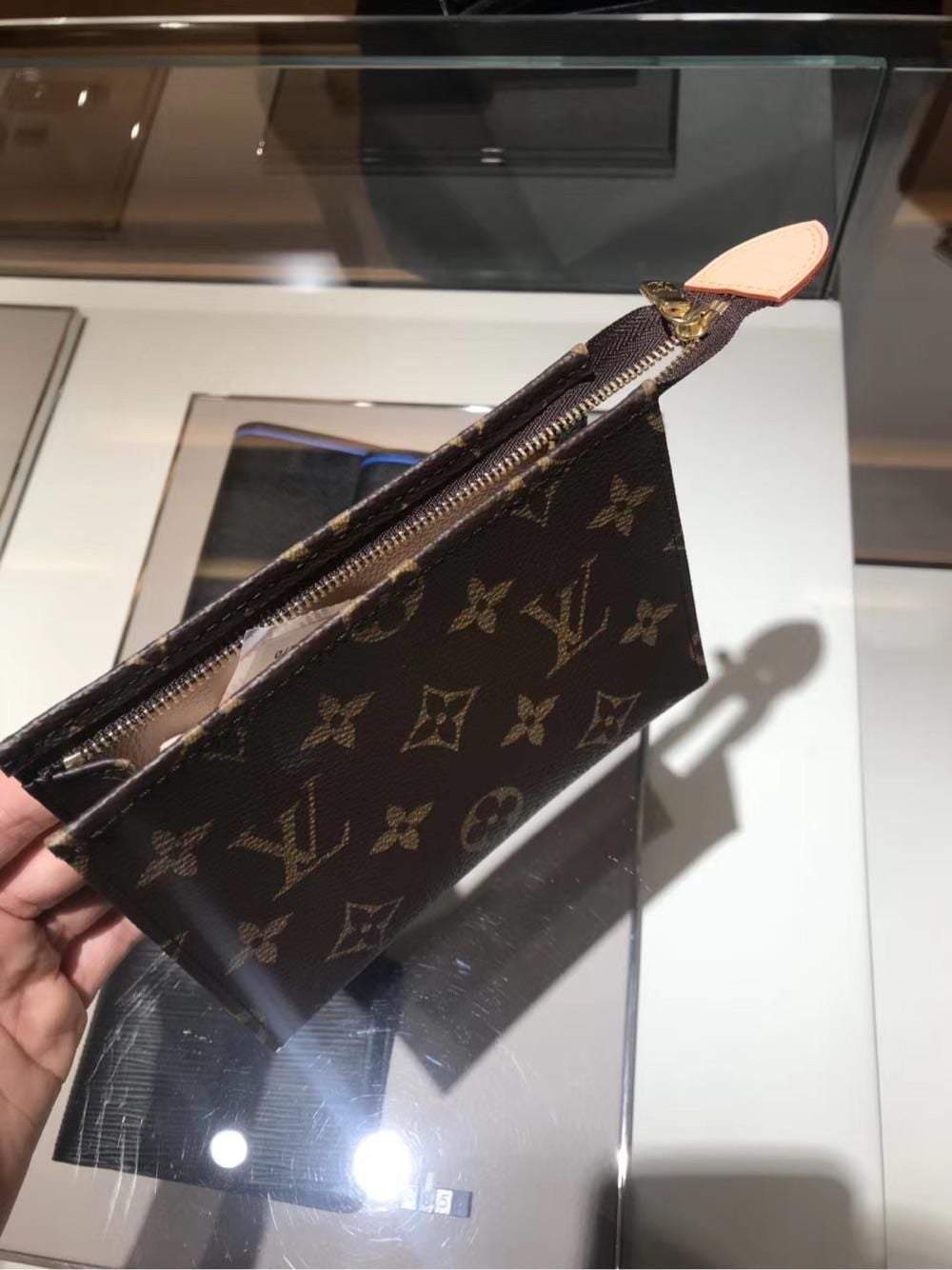 LV（ルイヴィトン） クラシックスタイル爆発スタイルウォッシュバッグ、ハンドバッグ15/19/26老眼男性と女性の同じスタイル