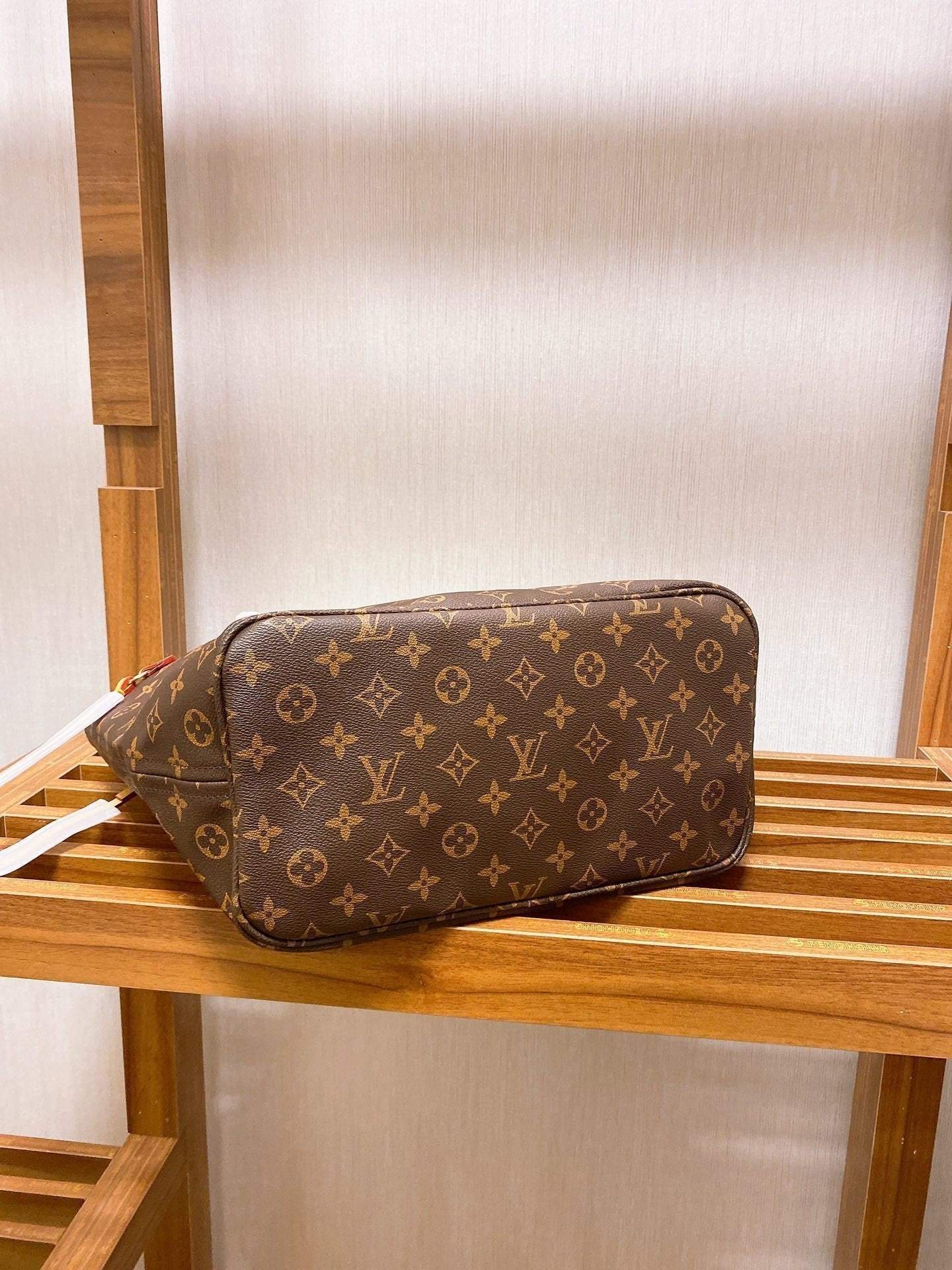 Lvは一年中大きな商品を販売しており、買い物袋は買い物に欠かせないアイテムです