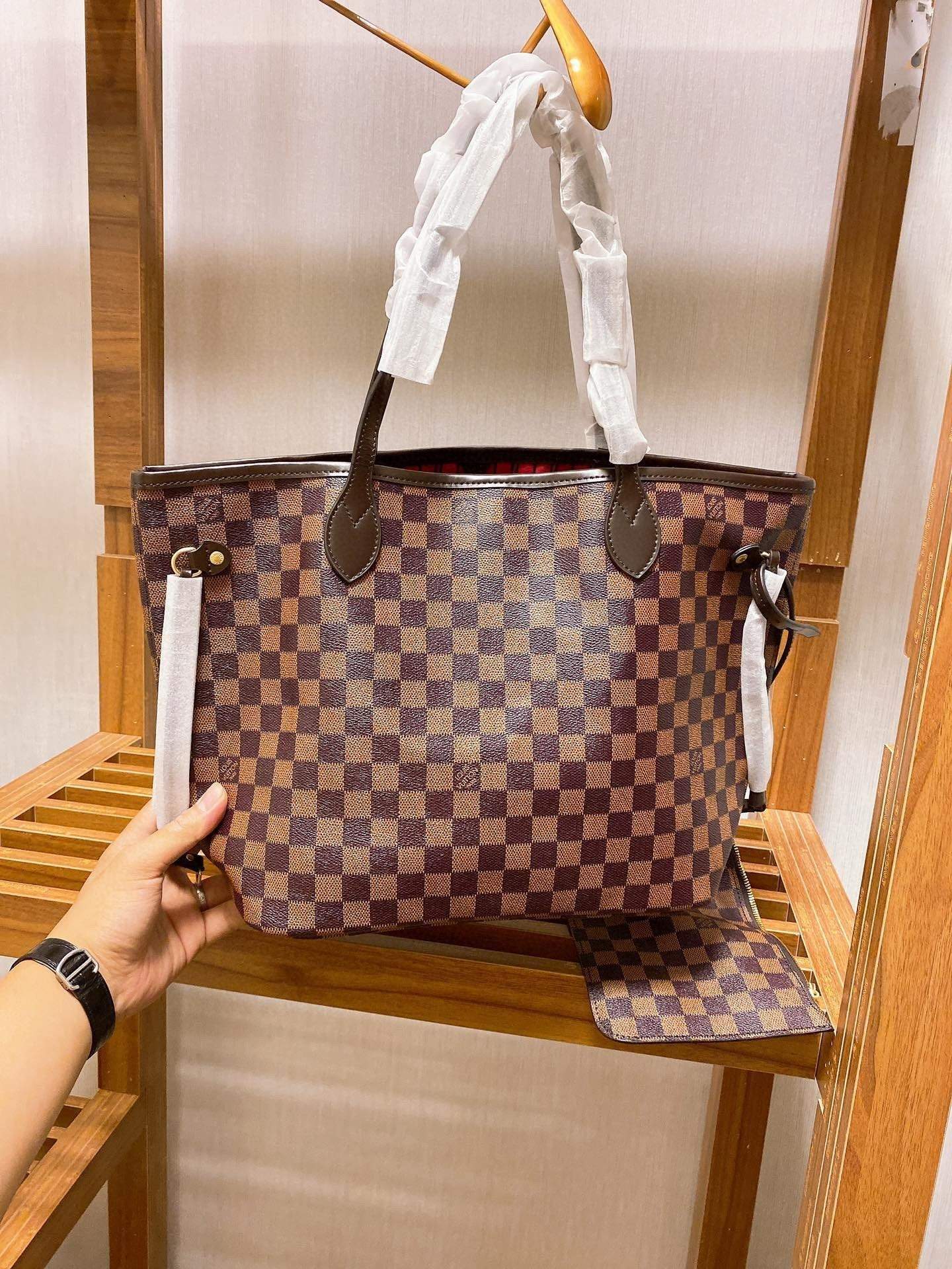 Lvは一年中大きな商品を販売しており、買い物袋は買い物に欠かせないアイテムです