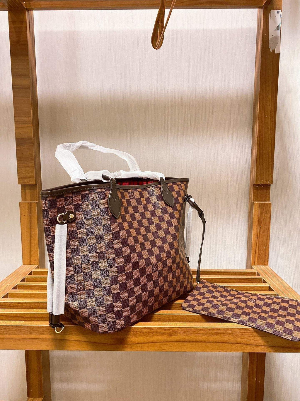 Lvは一年中大きな商品を販売しており、買い物袋は買い物に欠かせないアイテムです